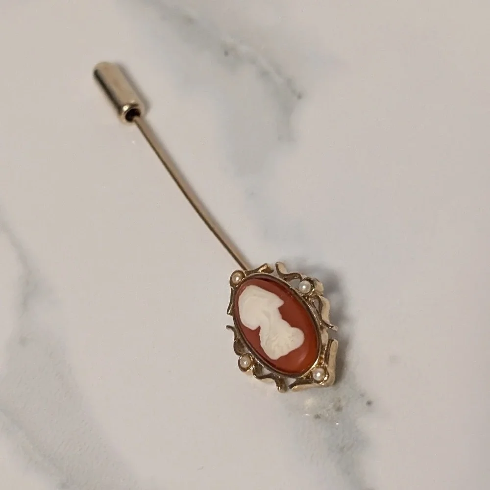 Vintage 1978 Avon Fashion Accents Cameo Stickpin‎ Gold Tone with Box